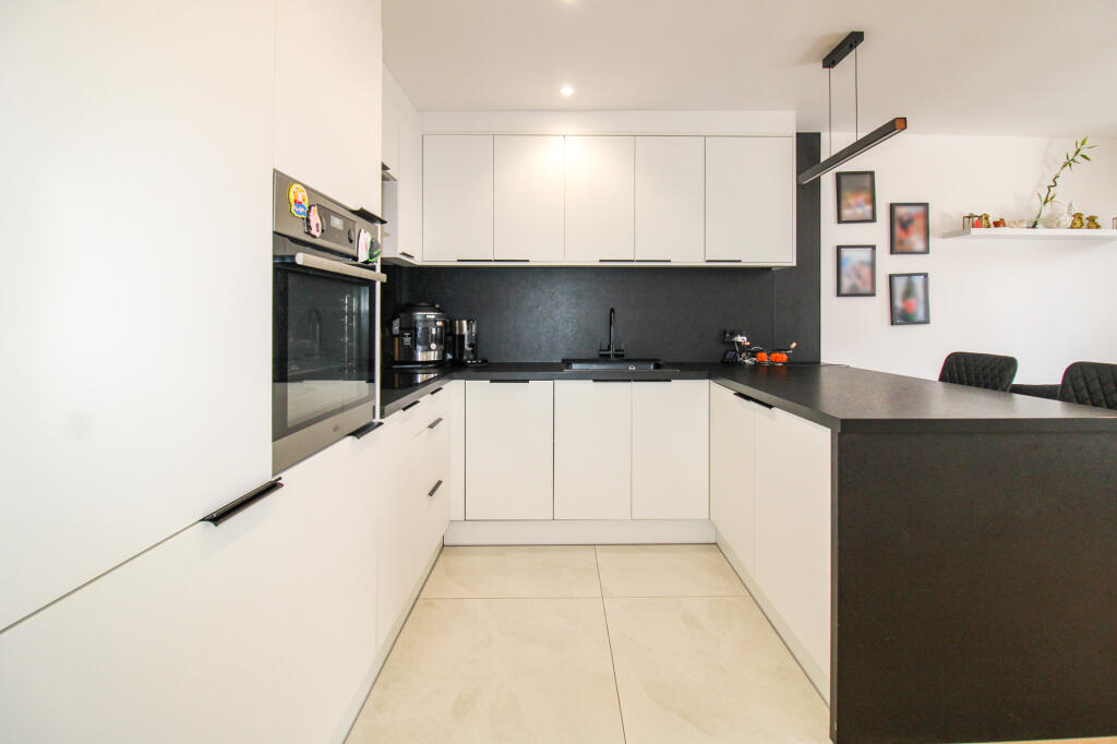 Almondale Court, Austen Road, Farnborough , GU14 photo 3