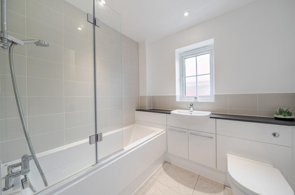 House in Sevenoaks, Halstead - More