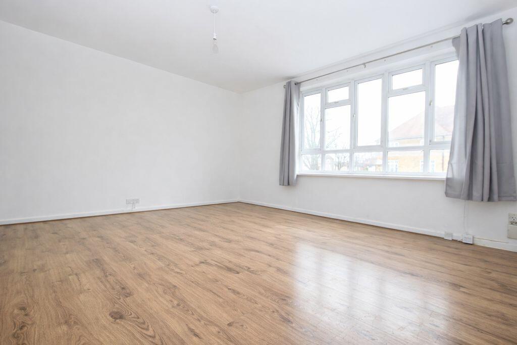 Main image of property: 3 bedroom flat - Enfield En2