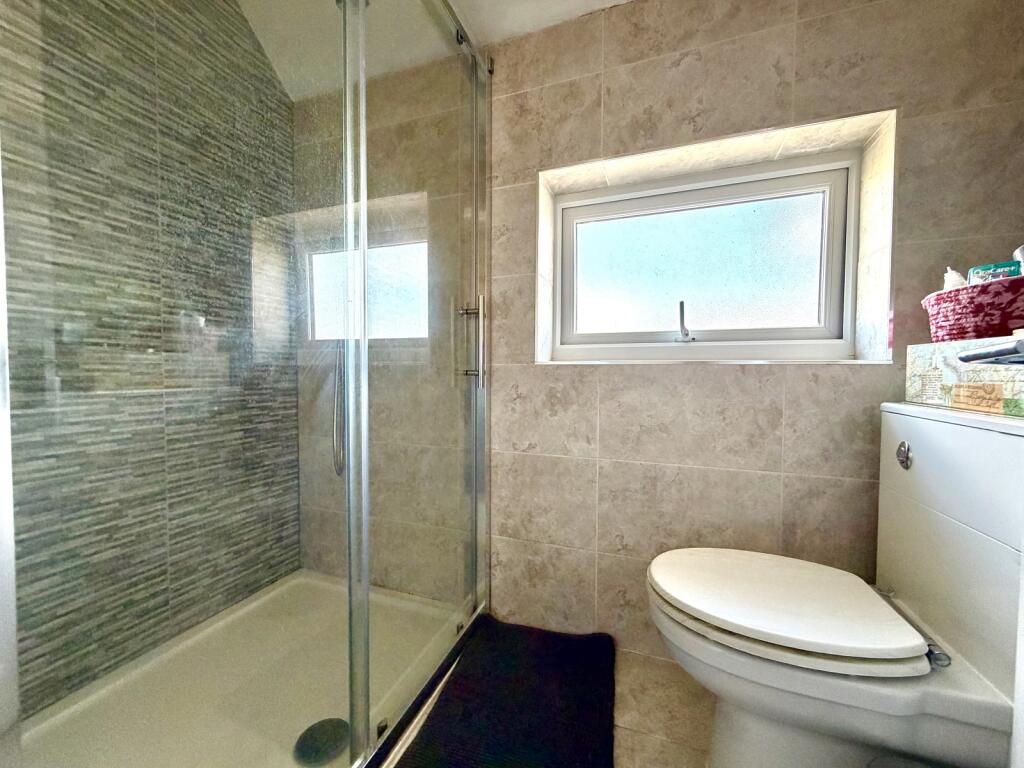 House in London, Royal Borough of Kingston upon Thames - View 4