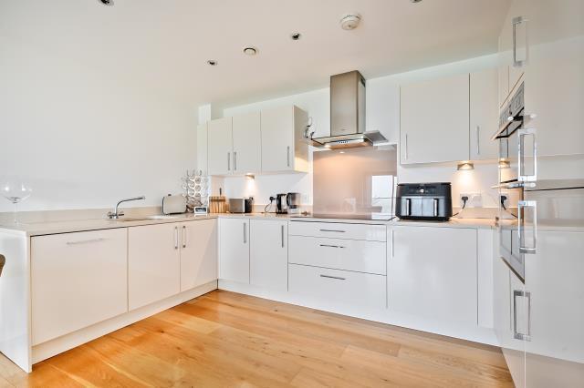 Apartment in Greenham - View 4
