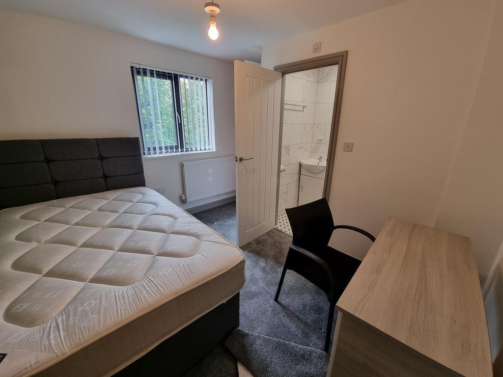6 bedroom semi-detached house for rent