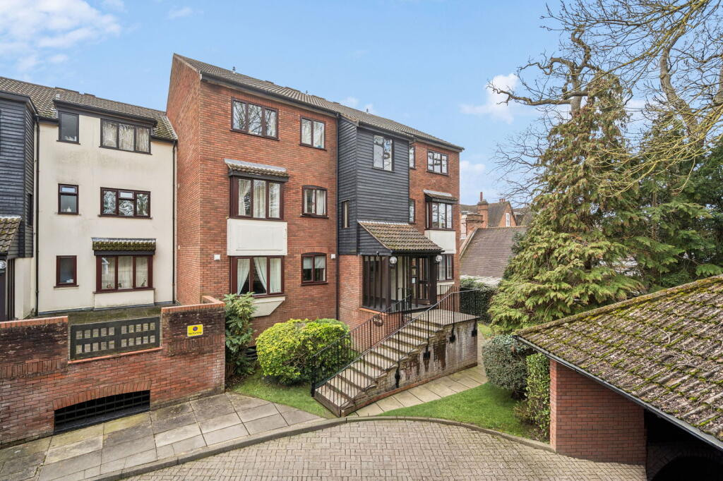 Main image of property: Oakdene Close, Pinner, HA5 4EQ