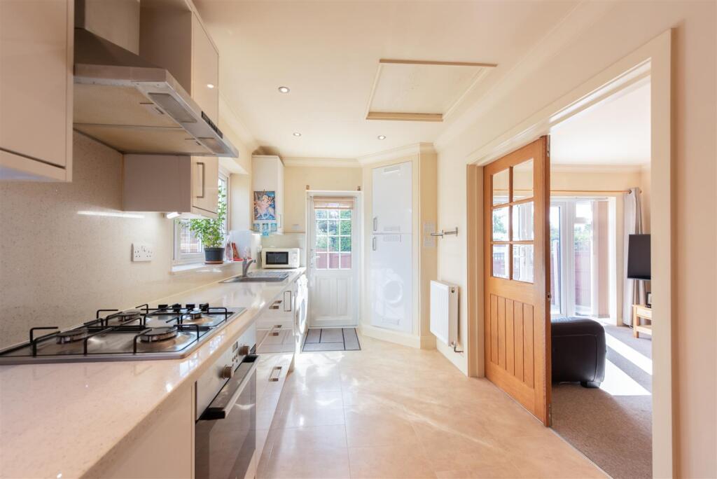 Oakwood Crescent, Winchmore Hill, London photo 3