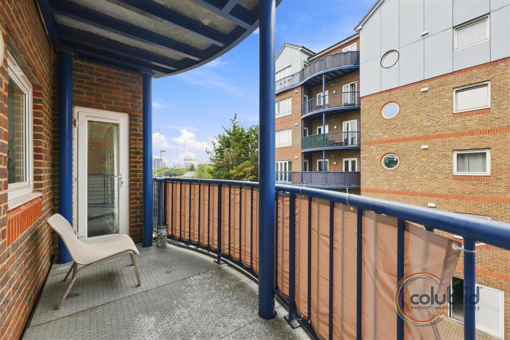 Apartment in Romford - More