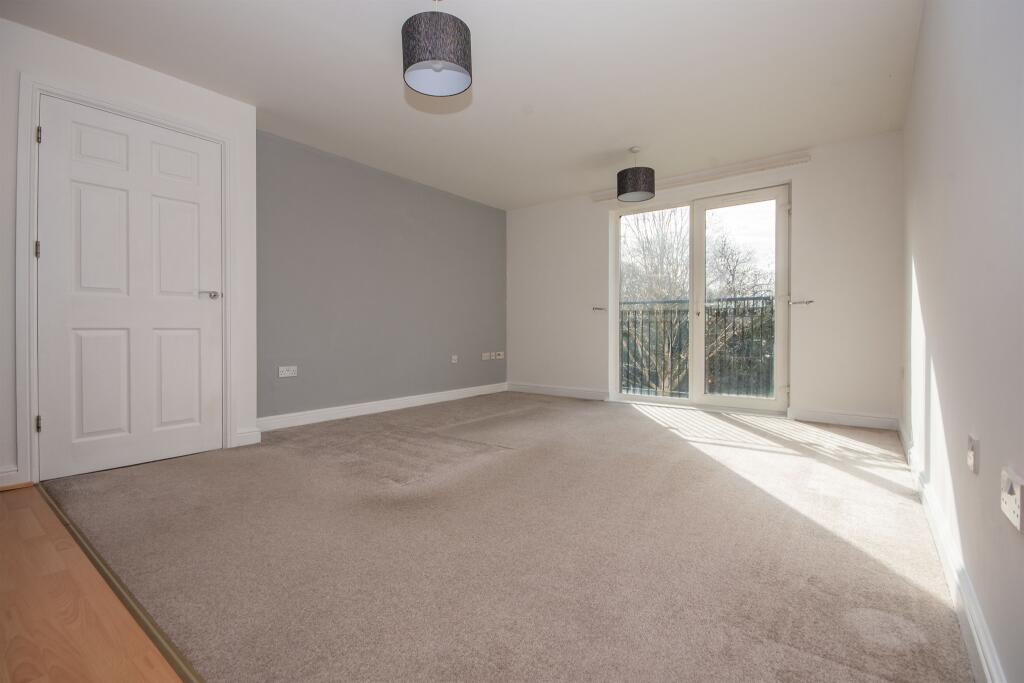 Apartment in Kettering, North Northamptonshire - View 3