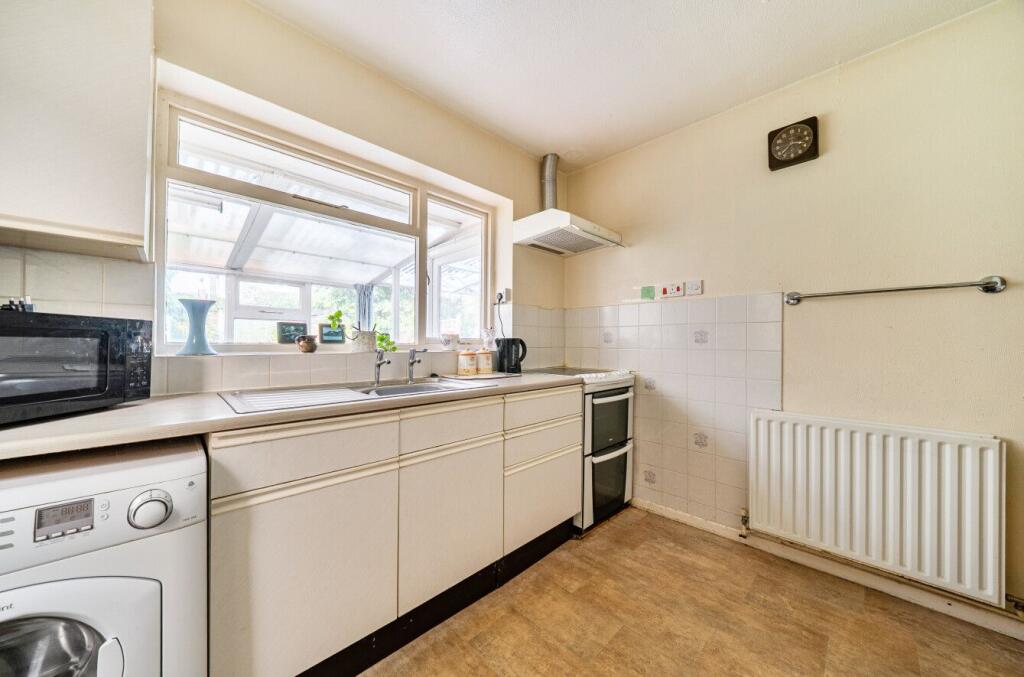 Prestbury Drive, Warminster, BA12 photo 3