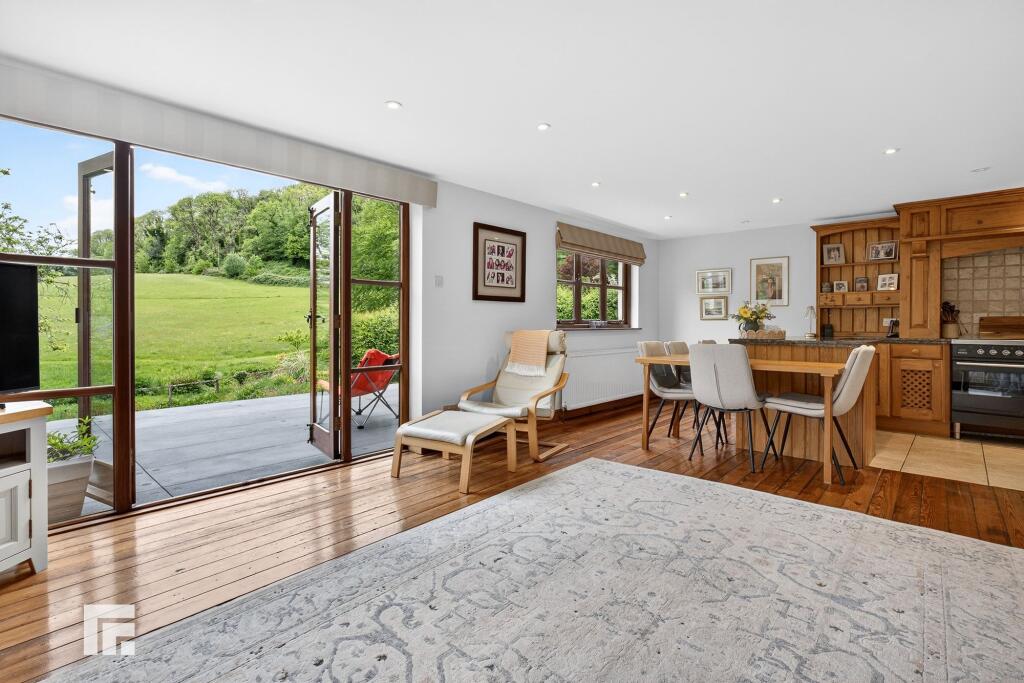 House in Gwaelod-y-garth, Pentyrch - More