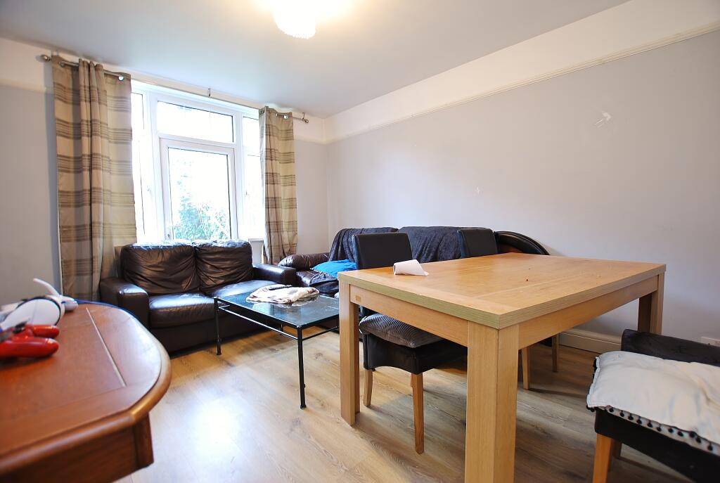 House in Guildford, Woodbridge Hill - View 2