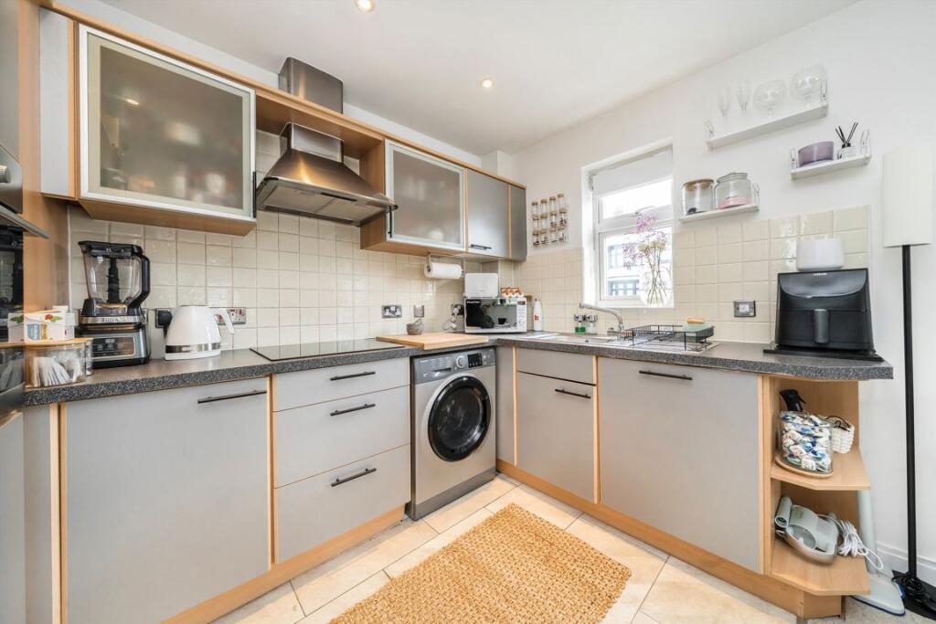 Apartment in Ilford - View 4