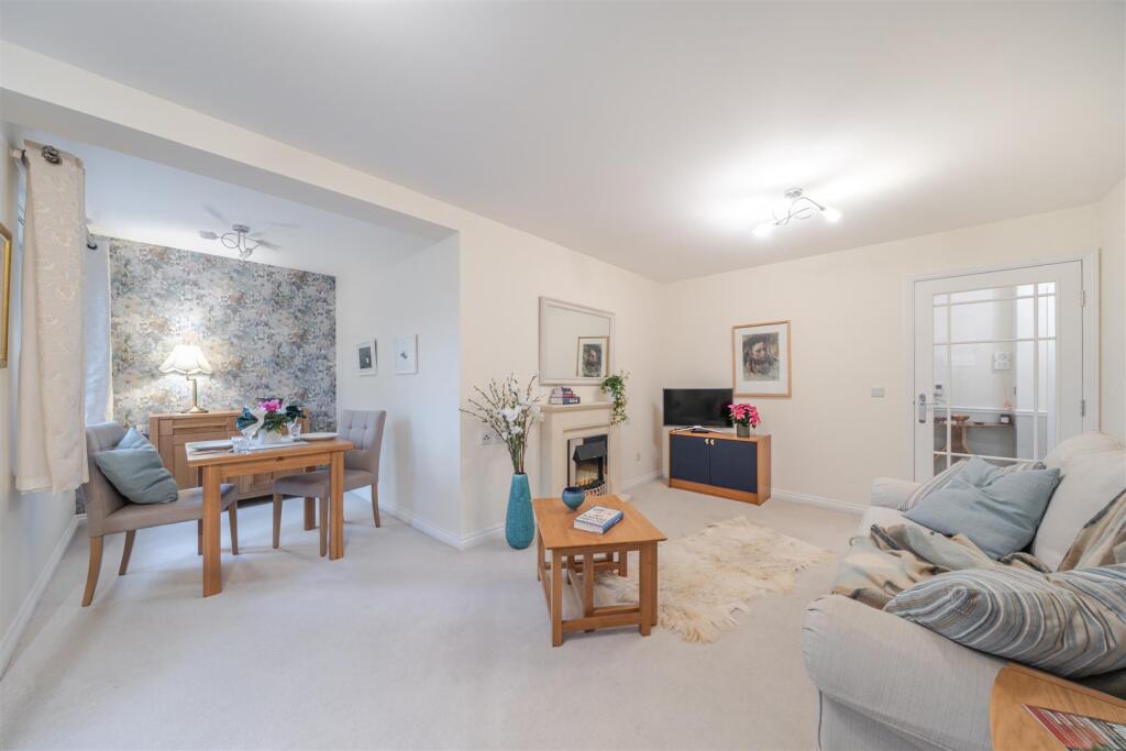 Stokes Lodge, Camberley photo 4