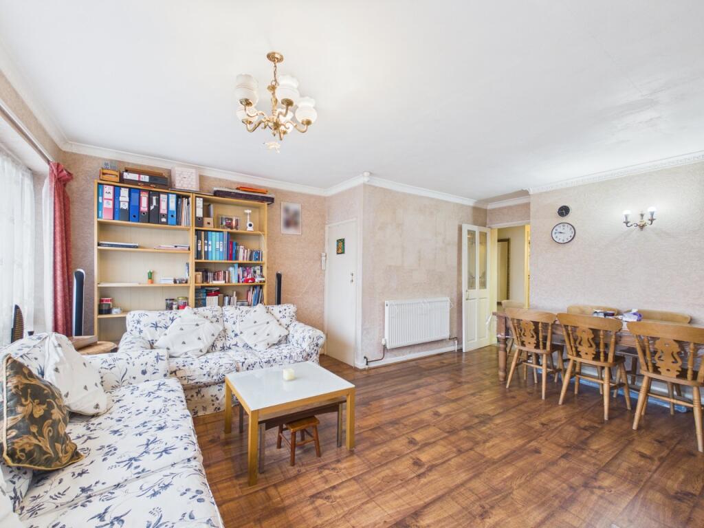 Ashdene Close, Ashford, Surrey, TW15 photo 2