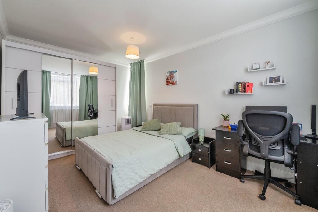 Apartment in Brentwood, Essex - More