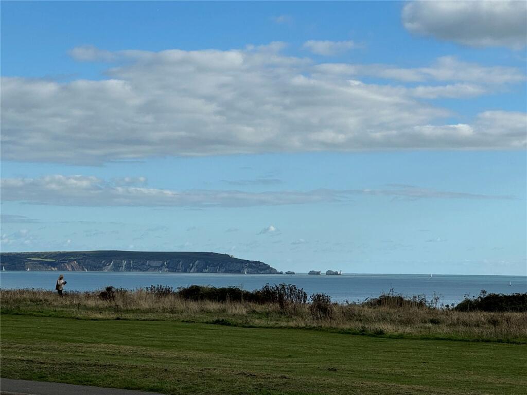 White Horses, Barton On Sea, Hampshire, BH25 photo 2
