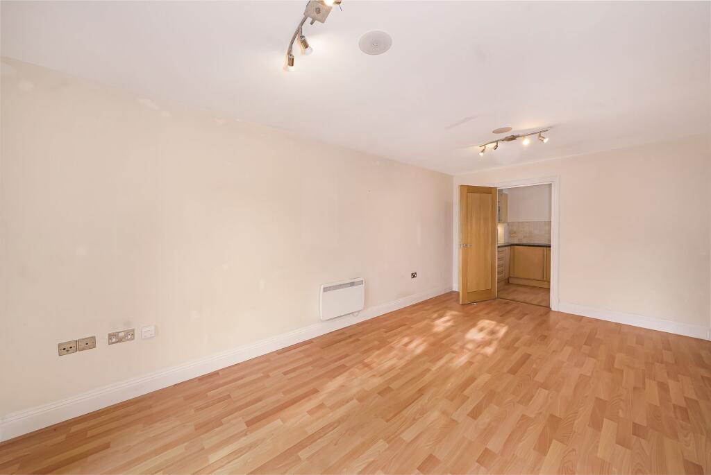 Apartment in Southend-on-Sea - View 5