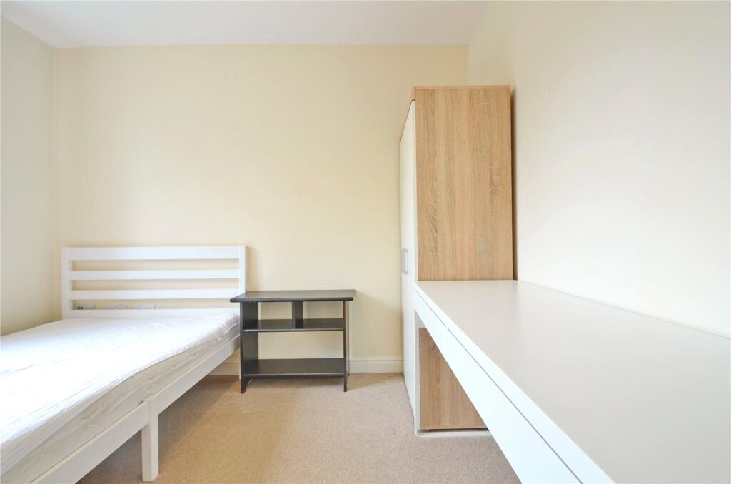 6 bedroom semi-detached house for rent