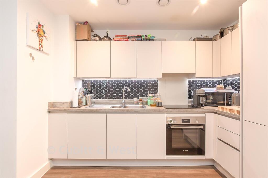 Apartment in Reigate and Banstead, Surrey - View 5