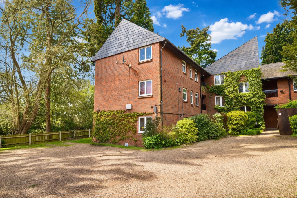 Main image of property: Tall Pines, Plantation Road, Leighton Buzzard, LU7 3FW