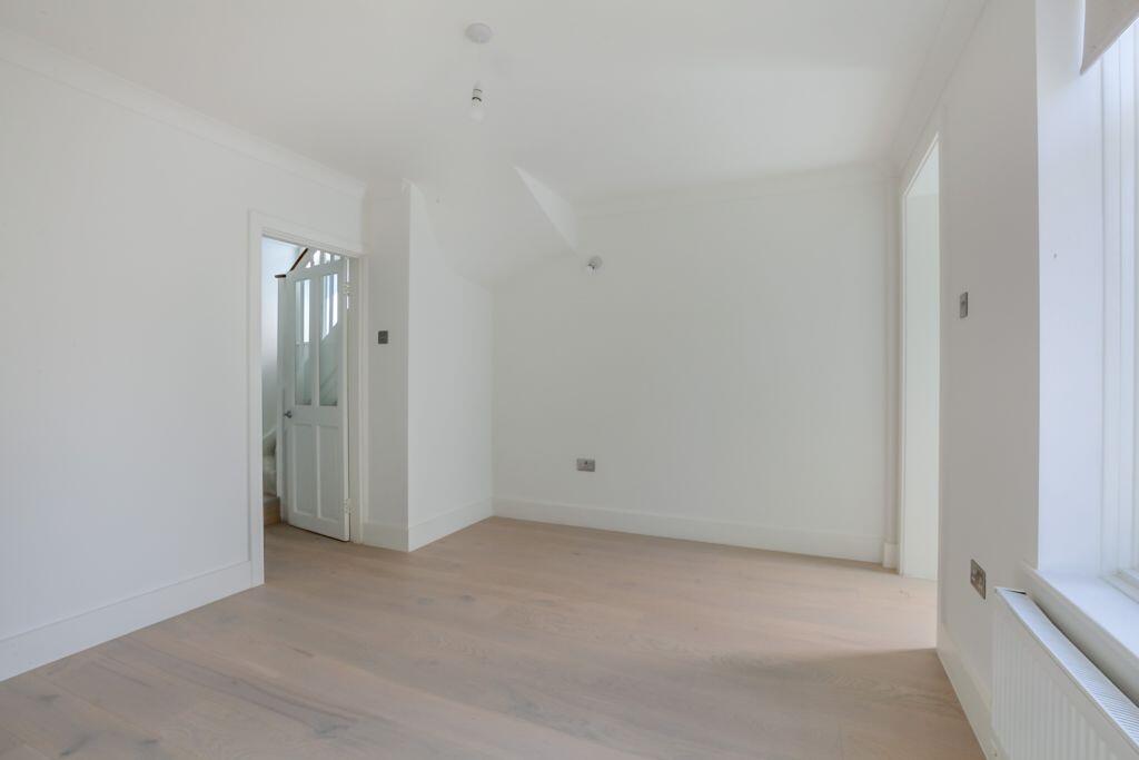 House in London, Rosehill - View 5