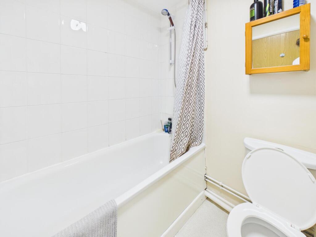 Apartment in Gloucester - View 4