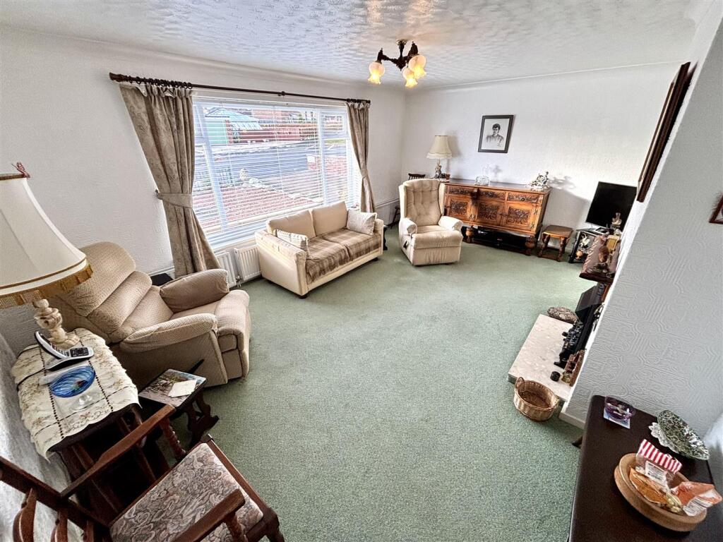33, Winchester Drive photo 3