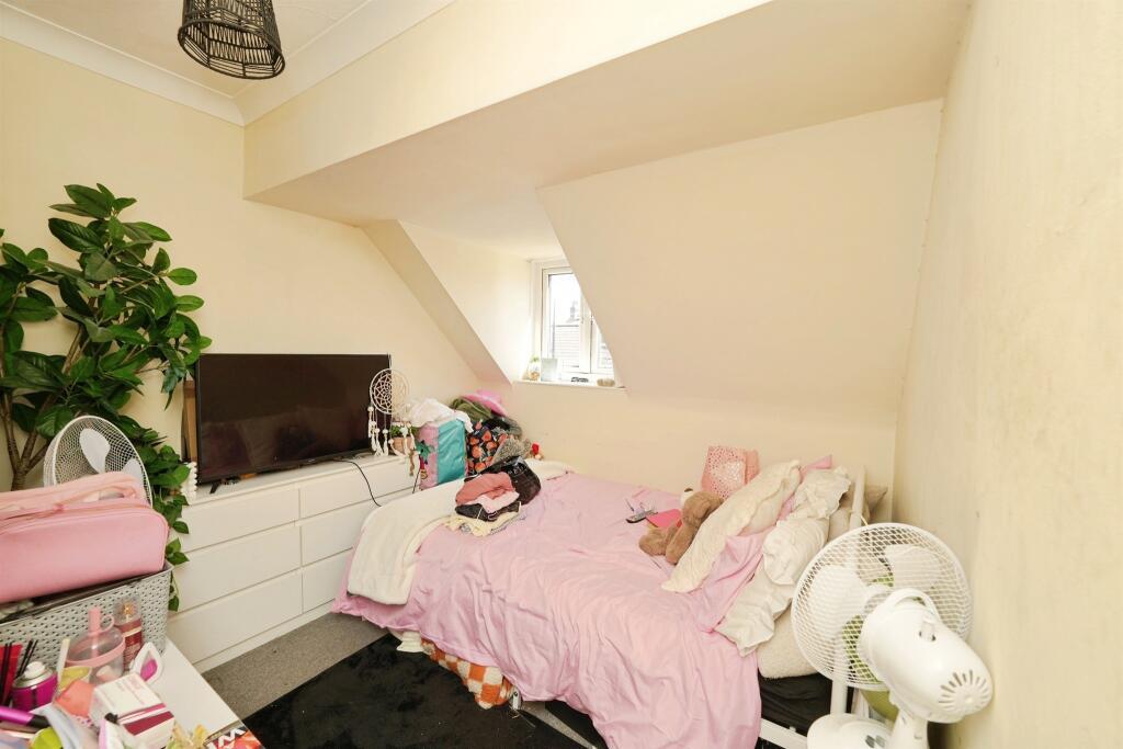 Apartment in Newport - More