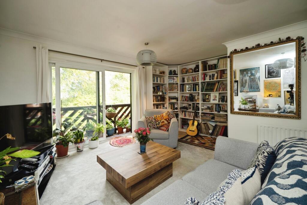 Apartment in Kingston upon Thames - View 4