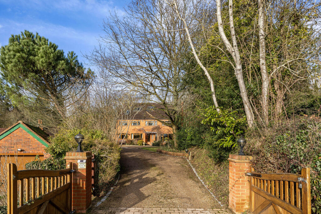 Main image of property: Knowl Hill Common, Reading, RG10