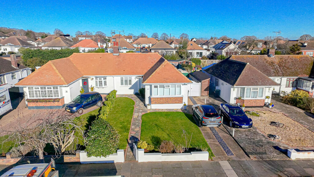3-bed bungalow on Thorndon Park Drive, Leigh-on-Sea, SS9, £500,000