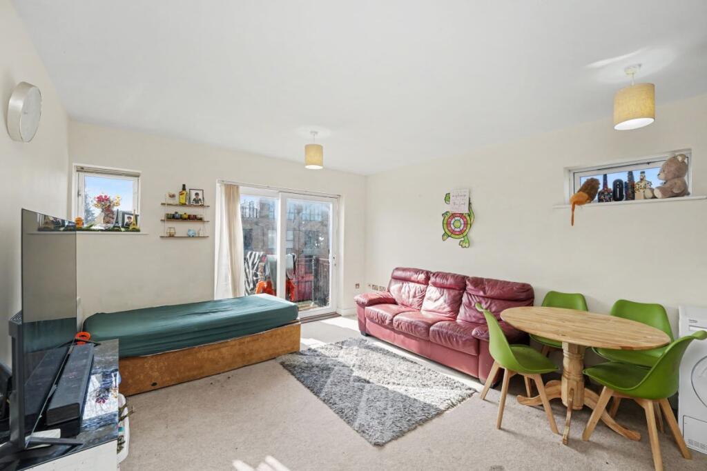 Apartment in Watford, Hertfordshire - View 5
