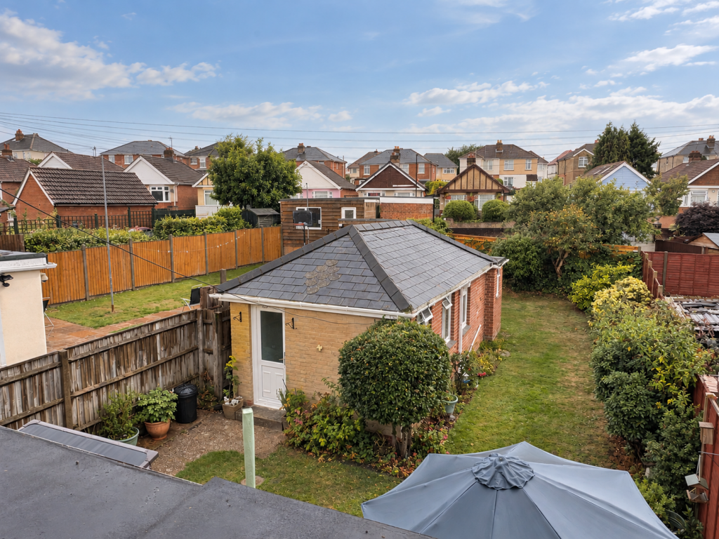 Coxford Road, Near Hospital with Detached Annexe photo 2