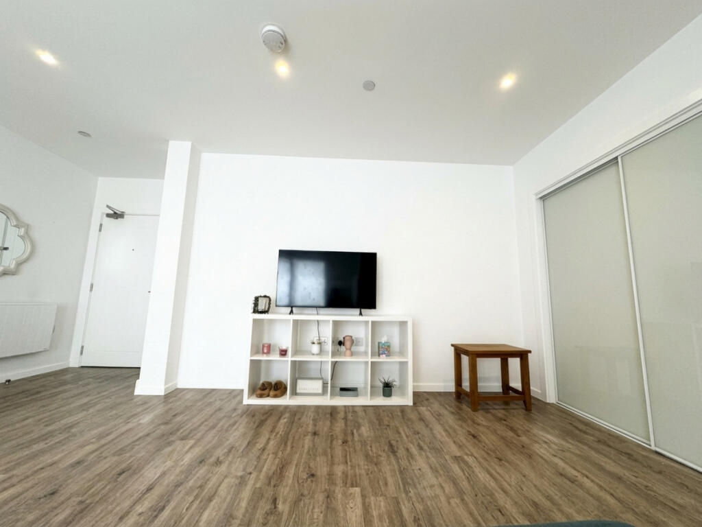 Apartment in Slough - View 4