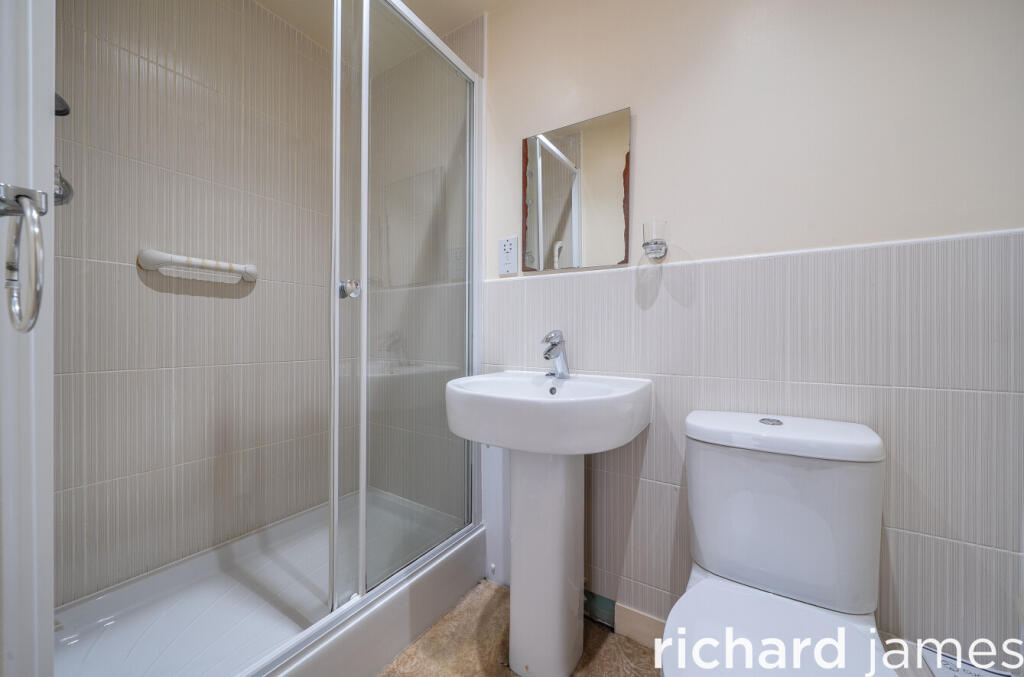 Apartment in Swindon, Eastcott, South Swindon - More