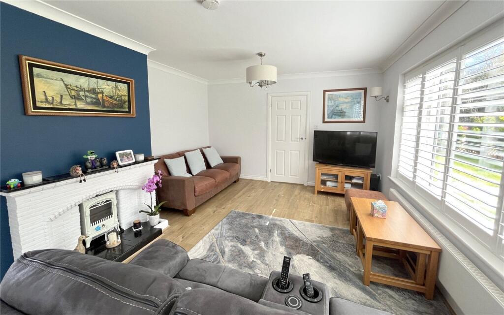 Curzon Way, Highcliffe, Christchurch, Dorset, BH23 photo 2