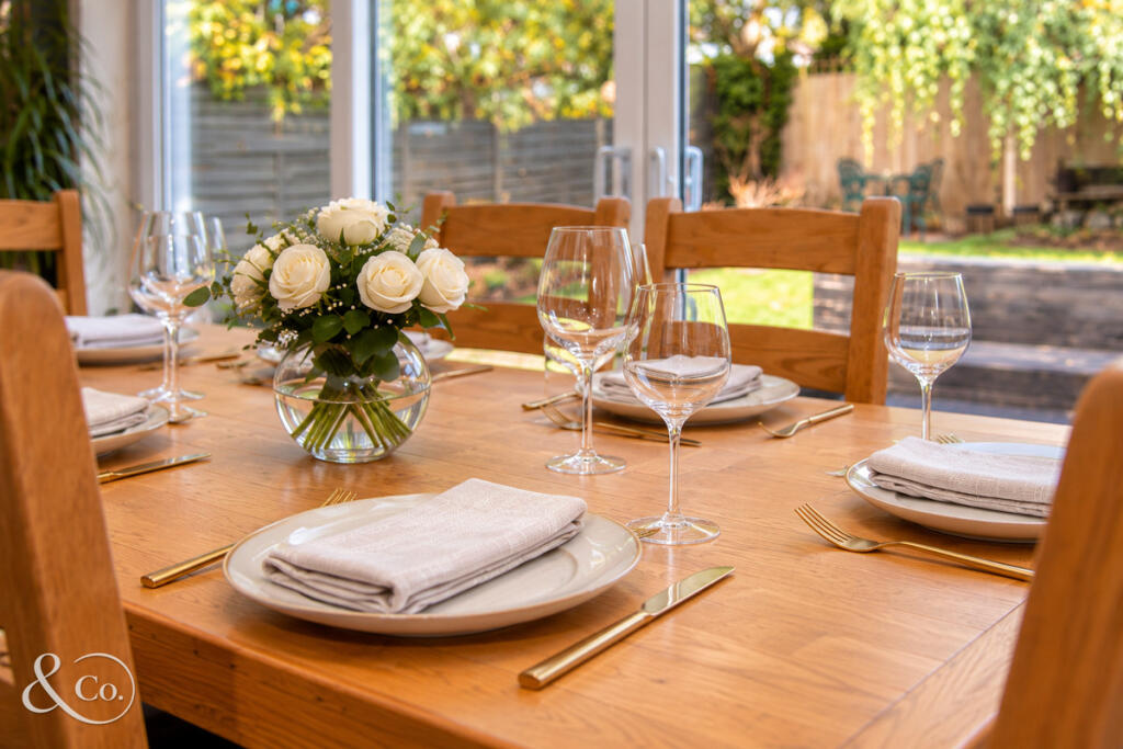 Ditton Hill Road: Room for dining
