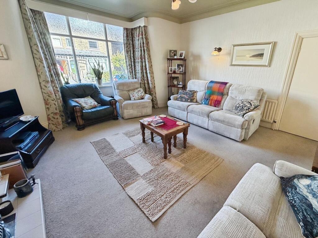Avondale Crescent, Shipley, BD18 photo 4