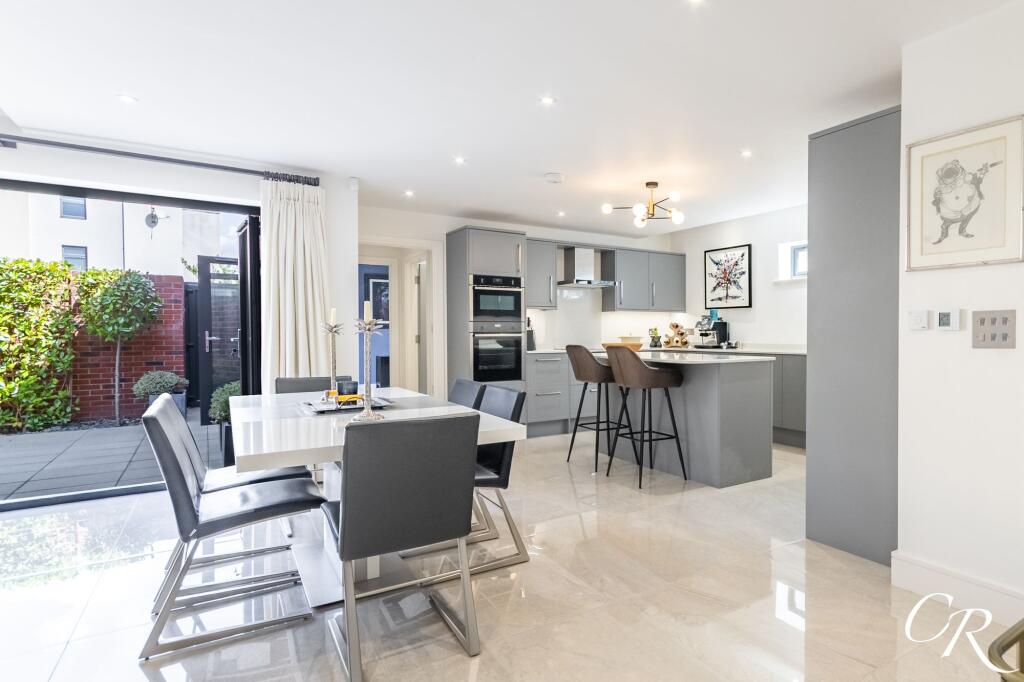 House in Cheltenham, Lynworth, Cleevemount - More