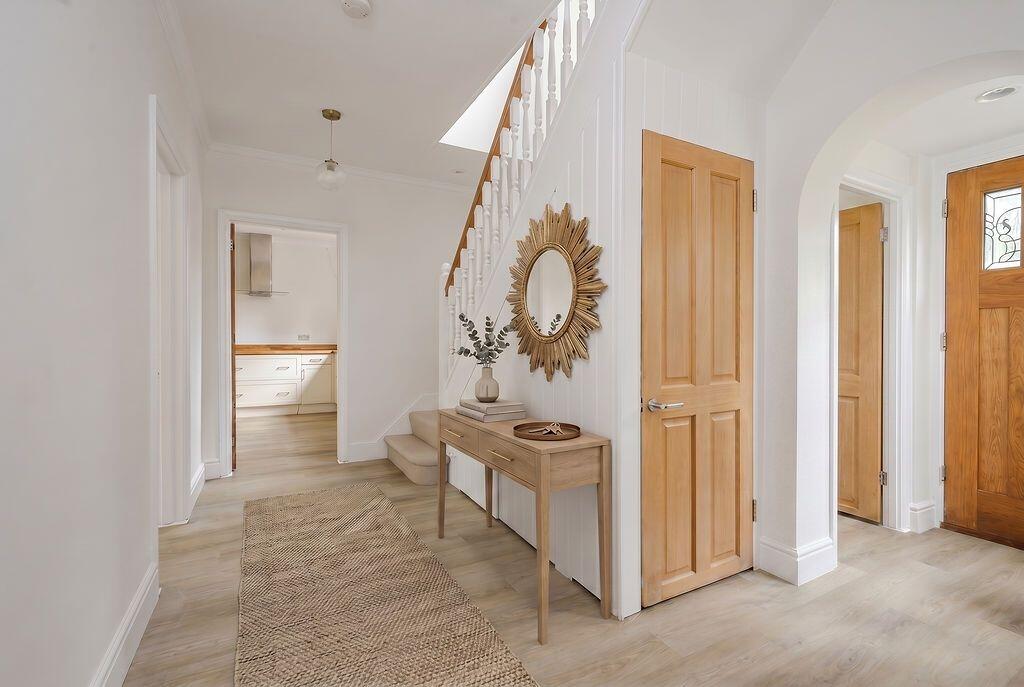Manor Road North, Esher, KT10 0AA photo 3