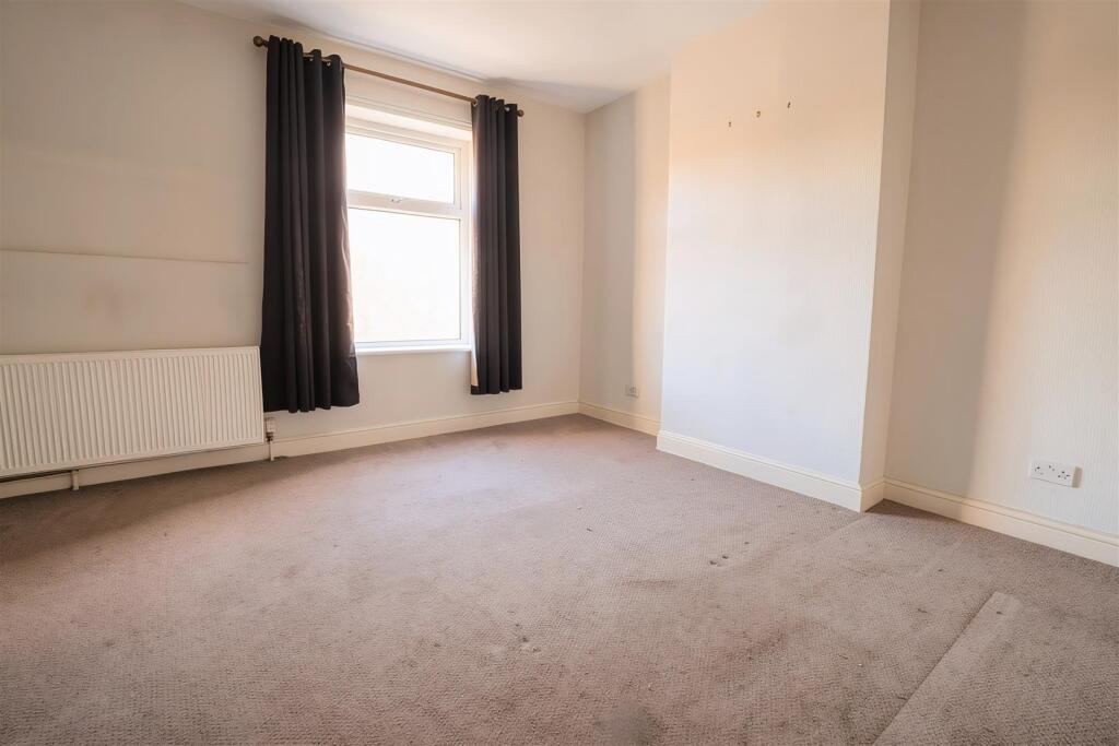 House in Halifax, Hullenedge, West Vale - View 4