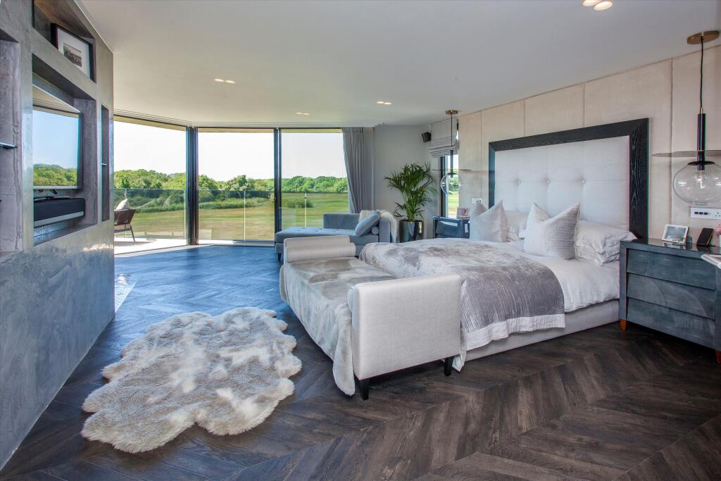 House in Bexhill-on-Sea, Cooden - More