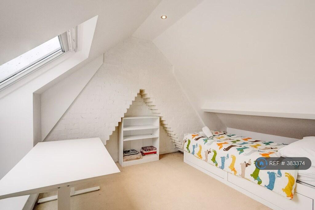 House in Hemel Hempstead - More