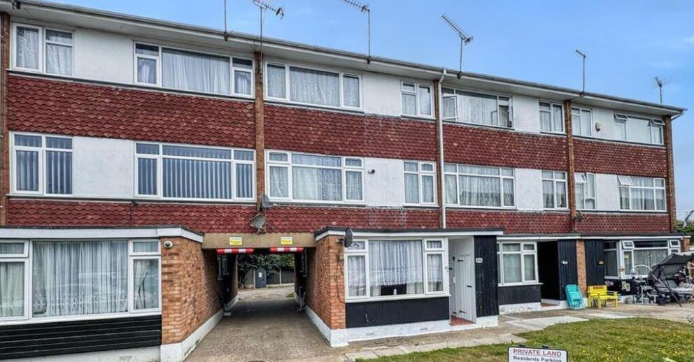 1-bed flat on 81A High Street, Canvey Island, Essex, SS8 7RE, £115,000