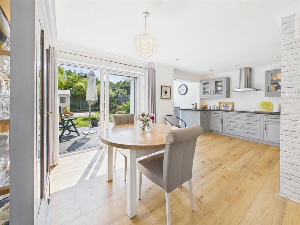 Curlew Drive, Tilehurst, Reading photo 2