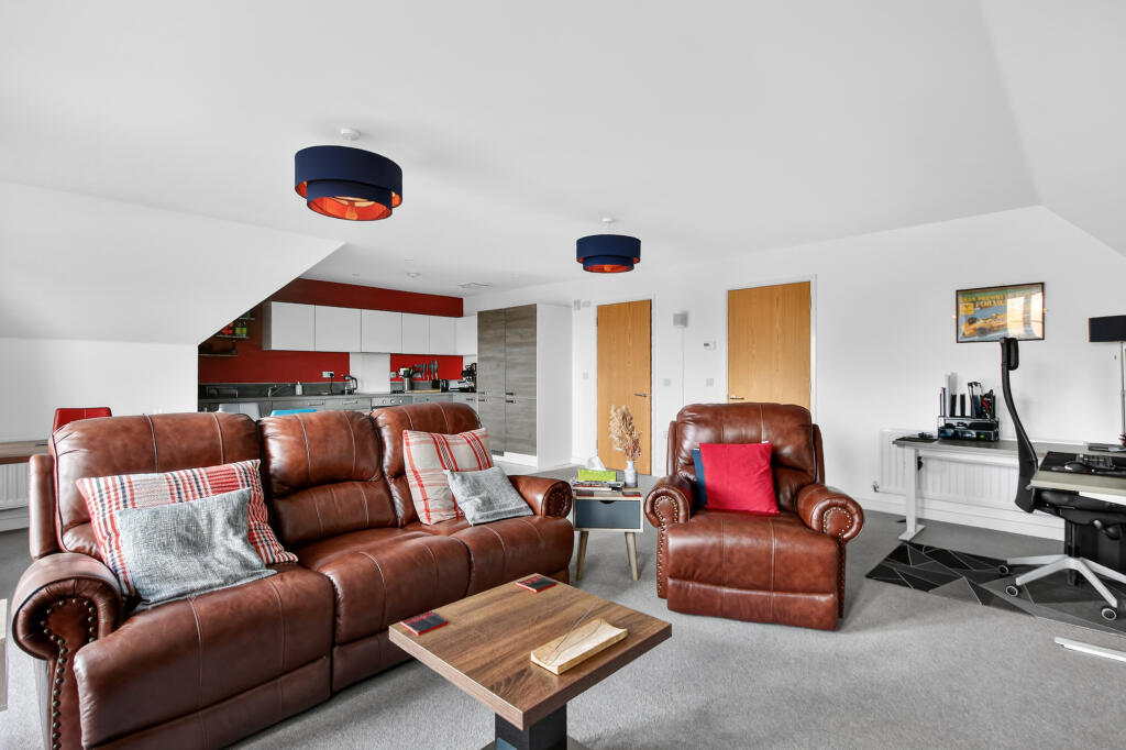 2-bed apartment on Crowthorne Road, Bracknell, RG12, £325,000