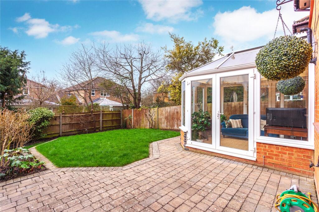 Burton Close, Twyford, Berkshire, RG10 photo 3