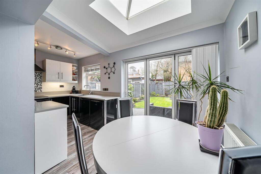 Lawrence Drive, Ickenham, UB10 photo 3