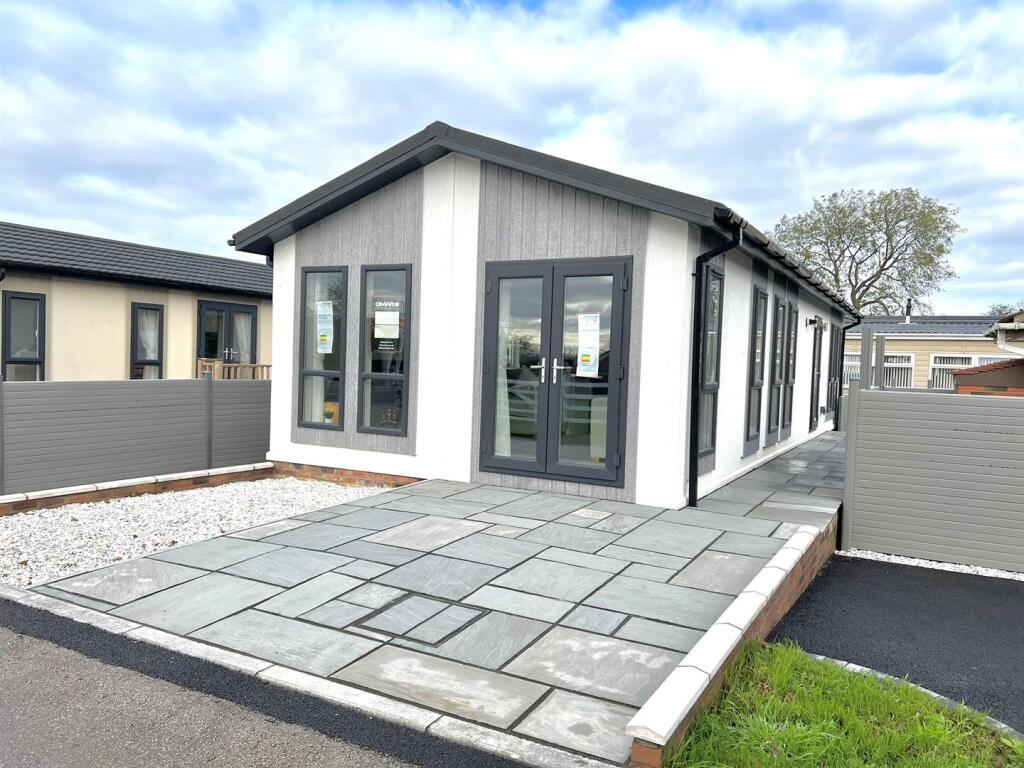 2-bed caravan on Sandholme Lane, Leven, Beverley, £155,000