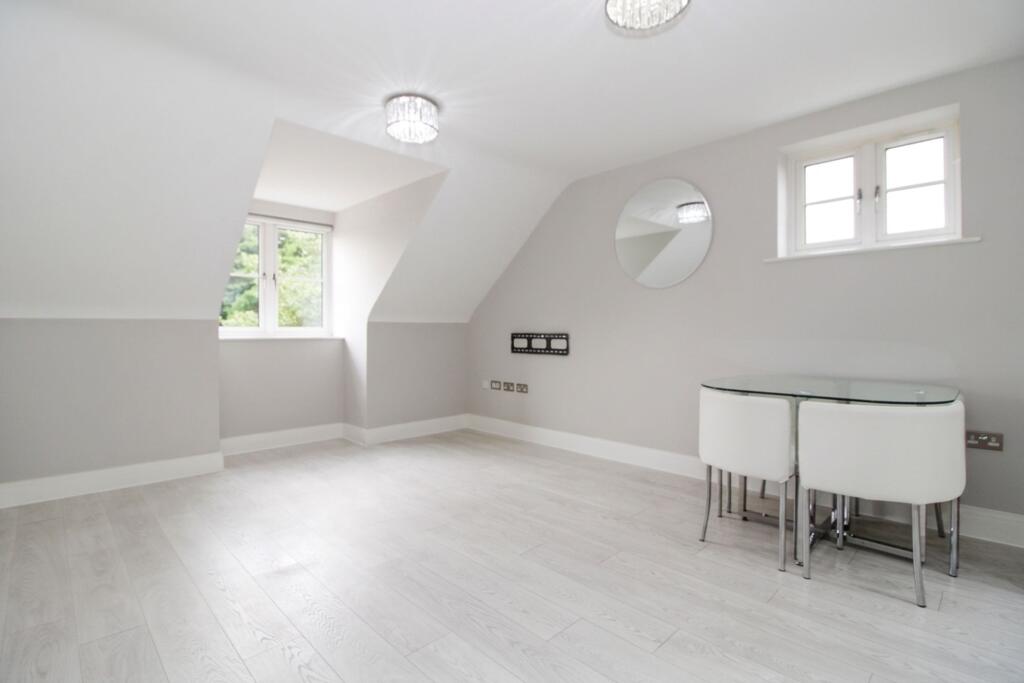 352 Amersham Road, Hazlemere, HP15 - View 5
