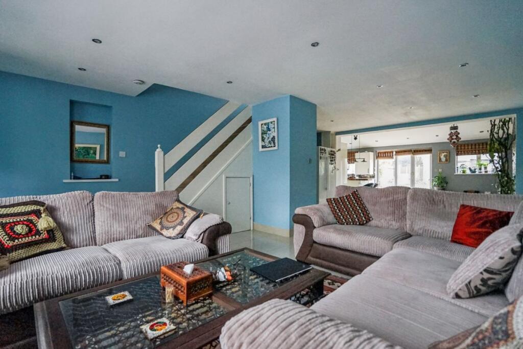 15 Middlesex Road, Mitcham, Surrey, CR4 1QP photo 4