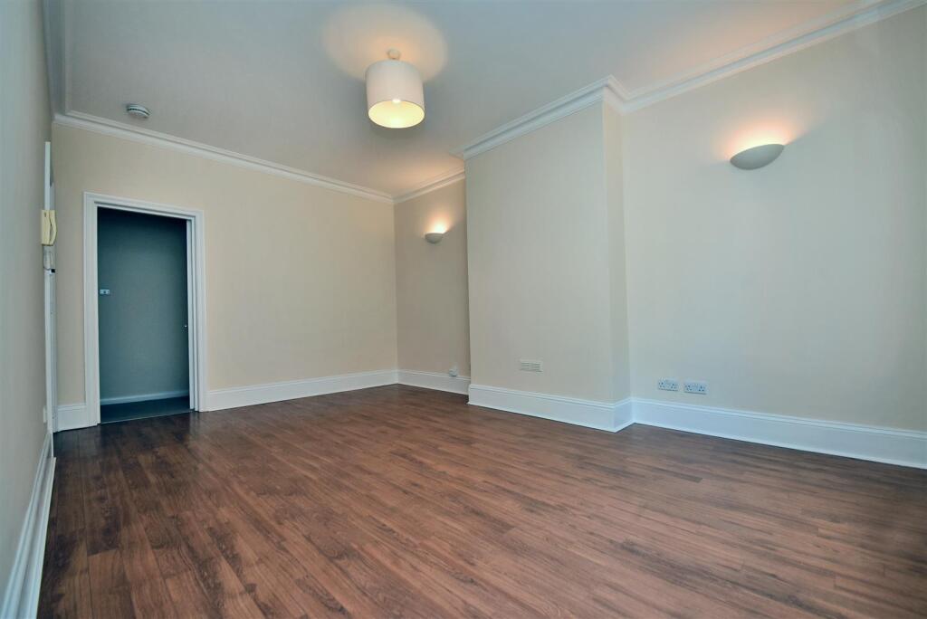 Apartment in Kingston upon Thames - More
